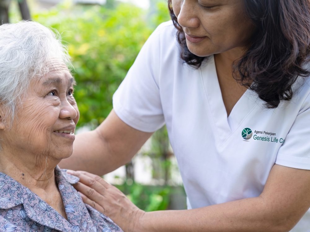 Seorang penjaga Genesis Life Care menyokong seorang penghuni